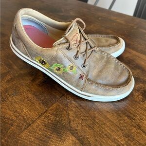 Women’s twisted X shoe